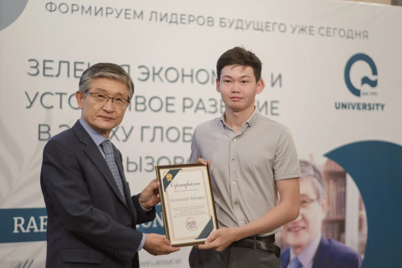 Professor Rae Kwon Chung presenting certificate to student