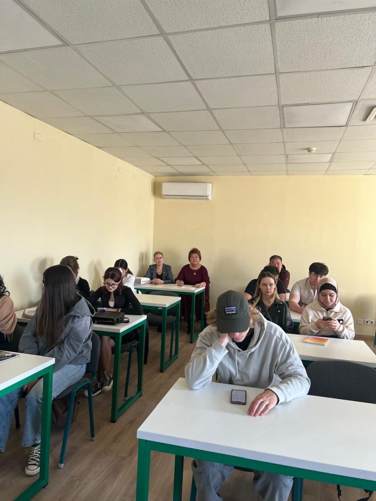 2025 жылғы 31 наурыз күні сағат 9:00-де 605-аудиторияда «Жалпы білім беру пәндері» академиялық мектебінің оқытушысы, доцент У.Ж. Жұмабекова орыс бөлімінің 1-курс студенттерімен ашық сабақ өткізді.