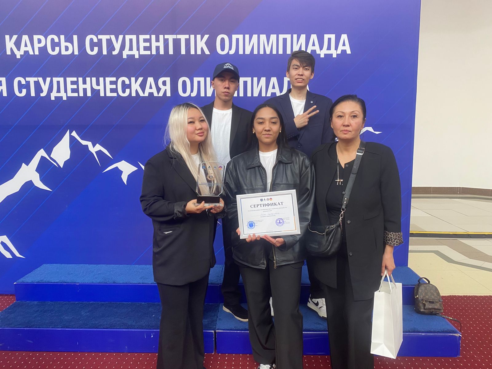 «Заң» академиялық мектебінің басшылығы 1 курс студенттері Әли Әлия, Мұрат Аян, Мирзабаева Шайра, Нұрқасым Ерасылдан құралған «Әділет Альянсы» командасын ғылыми қызметті жүзеге асырудағы табысты бастамаларымен құттықтайды