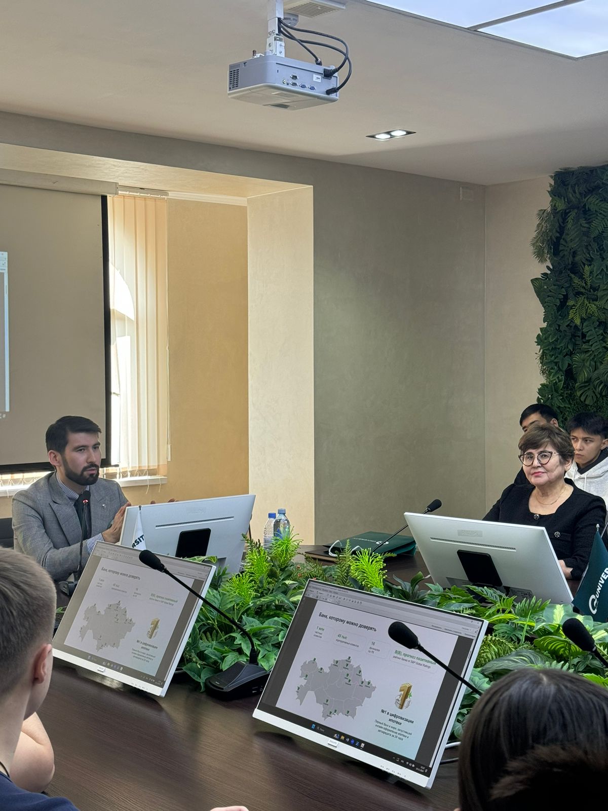 «Бизнес және басқару» академиялық мектебінің  ұйымдастыруымен  «Банк жүйесіндегі цифрландыру және оның Freedom Holding Corporation»-дағы ерекшелігі» тақырыбында  Freedom Bank корпоративтік бизнес басқармасының өкілі Алмас Серіктің  қонақ дәрісі өте жоғары деңгейде өтті