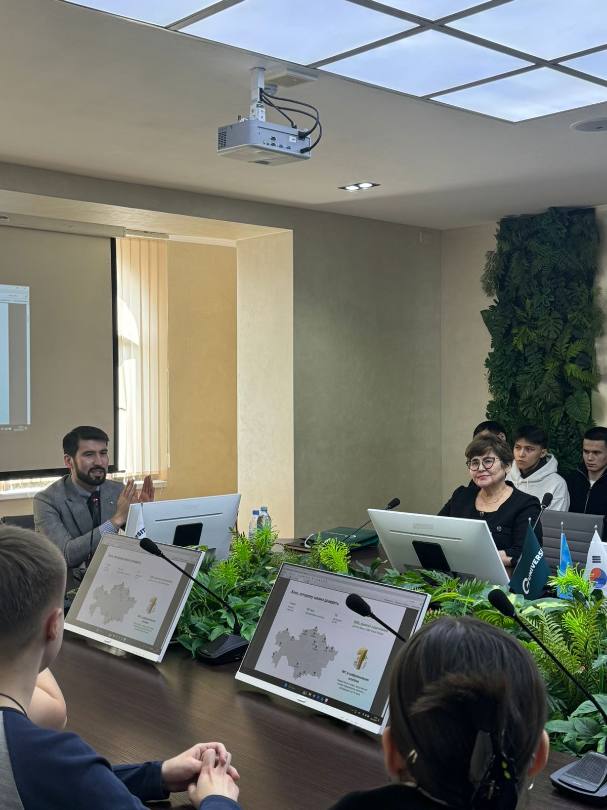 «Бизнес және басқару» академиялық мектебінің  ұйымдастыруымен  «Банк жүйесіндегі цифрландыру және оның Freedom Holding Corporation»-дағы ерекшелігі» тақырыбында  Freedom Bank корпоративтік бизнес басқармасының өкілі Алмас Серіктің  қонақ дәрісі өте жоғары деңгейде өтті