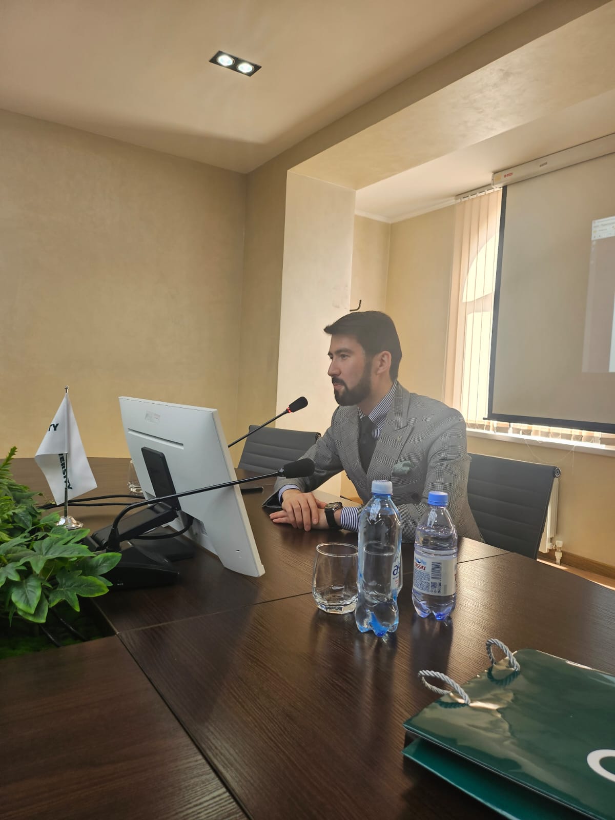 «Бизнес және басқару» академиялық мектебінің  ұйымдастыруымен  «Банк жүйесіндегі цифрландыру және оның Freedom Holding Corporation»-дағы ерекшелігі» тақырыбында  Freedom Bank корпоративтік бизнес басқармасының өкілі Алмас Серіктің  қонақ дәрісі өте жоғары деңгейде өтті