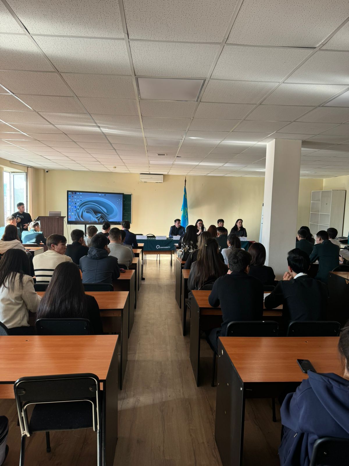 2024 жылдың 19 қарашасында «Құқық» Академиялық мектебі «Жәбірленушілердің мобильді қосымшаларын пайдалану арқылы интернет-алаяқтықтың жаңа қауіптері» тақырыбында студенттік конференция ұйымдастырып, өткізді