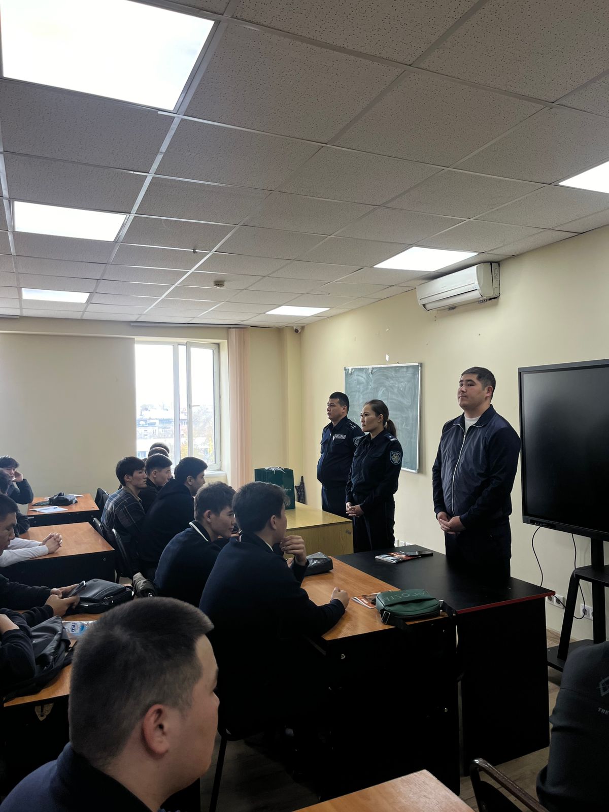 Құқық қорғау органдарының қызметкерлерімен кездесу