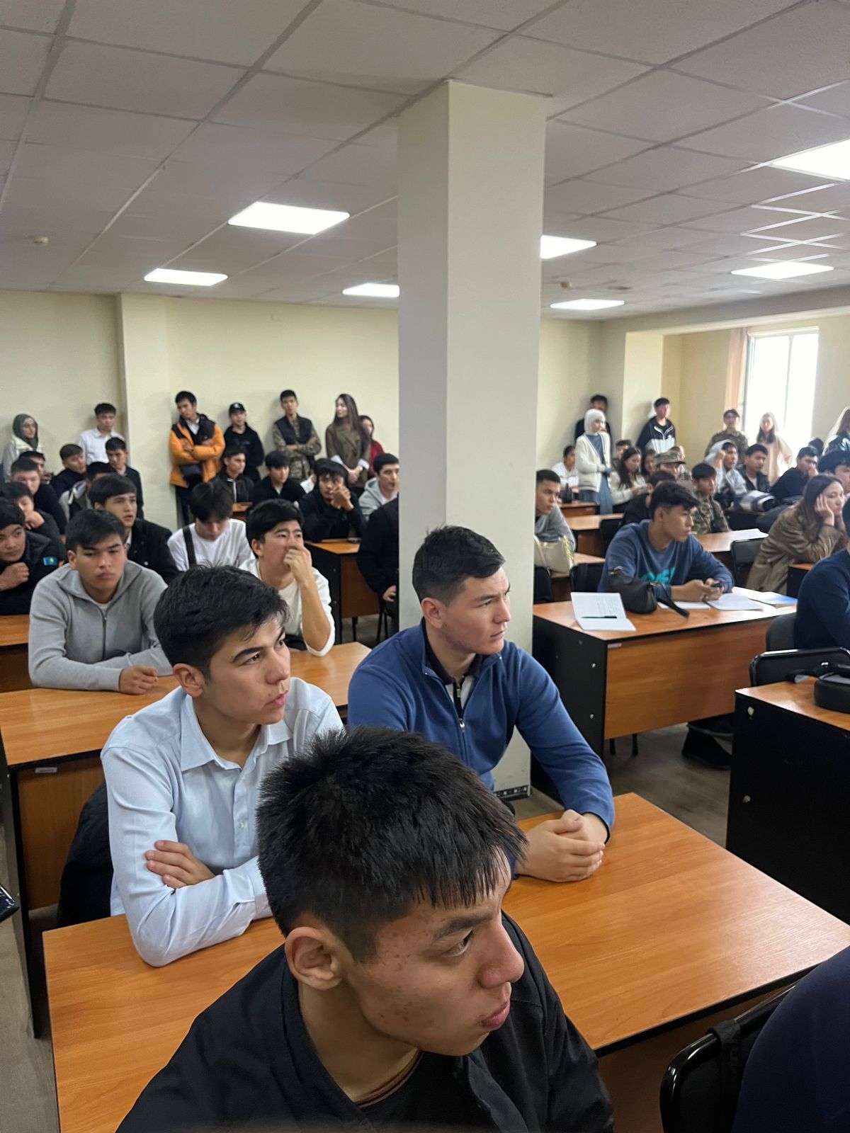 Құқық қорғау органдарының қызметкерлерімен кездесу