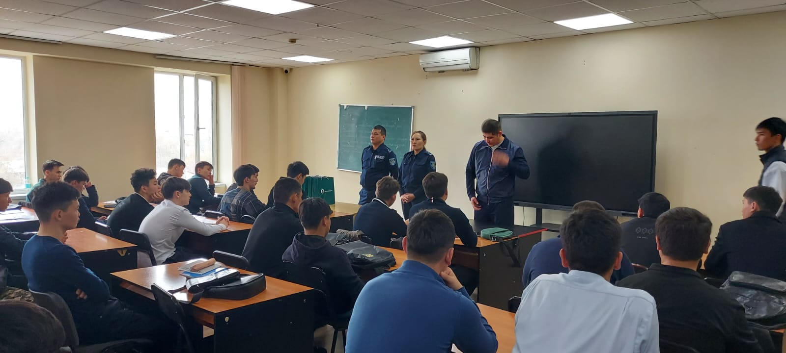 Құқық қорғау органдарының қызметкерлерімен кездесу