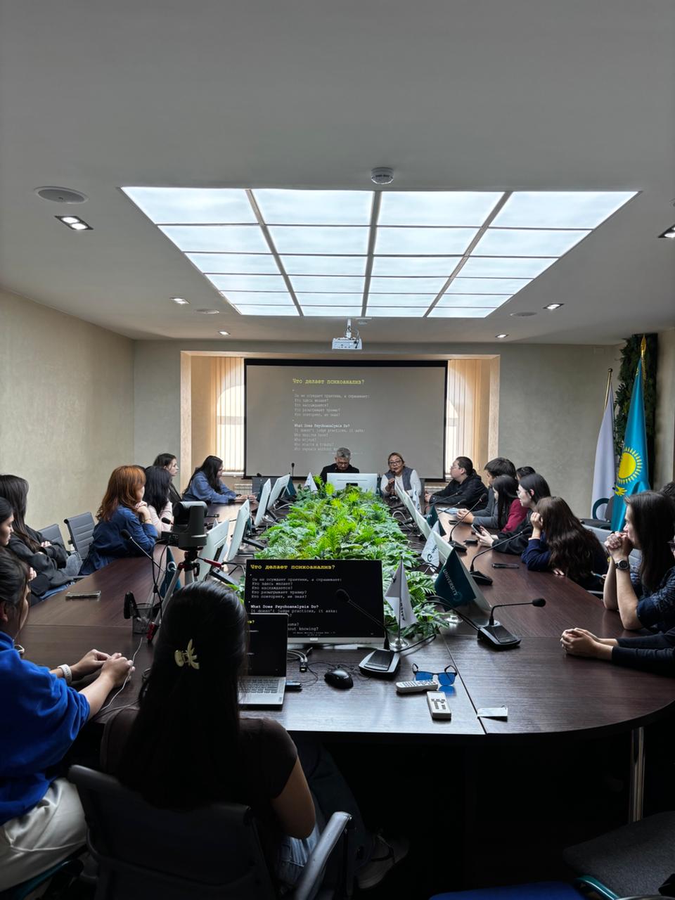 «Q» University» университетінде Мадрид қаласындағы Комплутенсе университетінің психология ғылымдарының докторы Мануэль Мартинэс Санчез дәріс оқыды