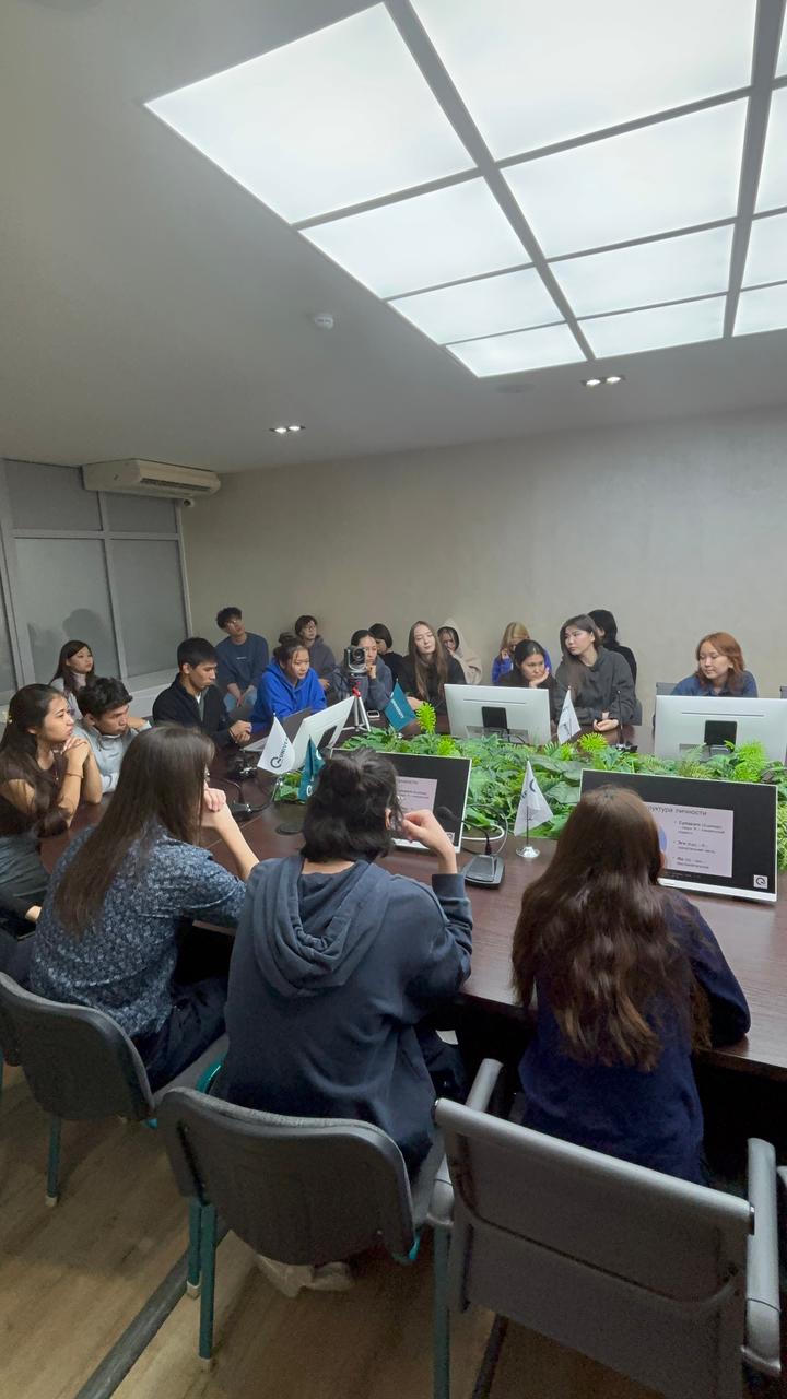 «Q» University» университетінде Мадрид қаласындағы Комплутенсе университетінің психология ғылымдарының докторы Мануэль Мартинэс Санчез дәріс оқыды