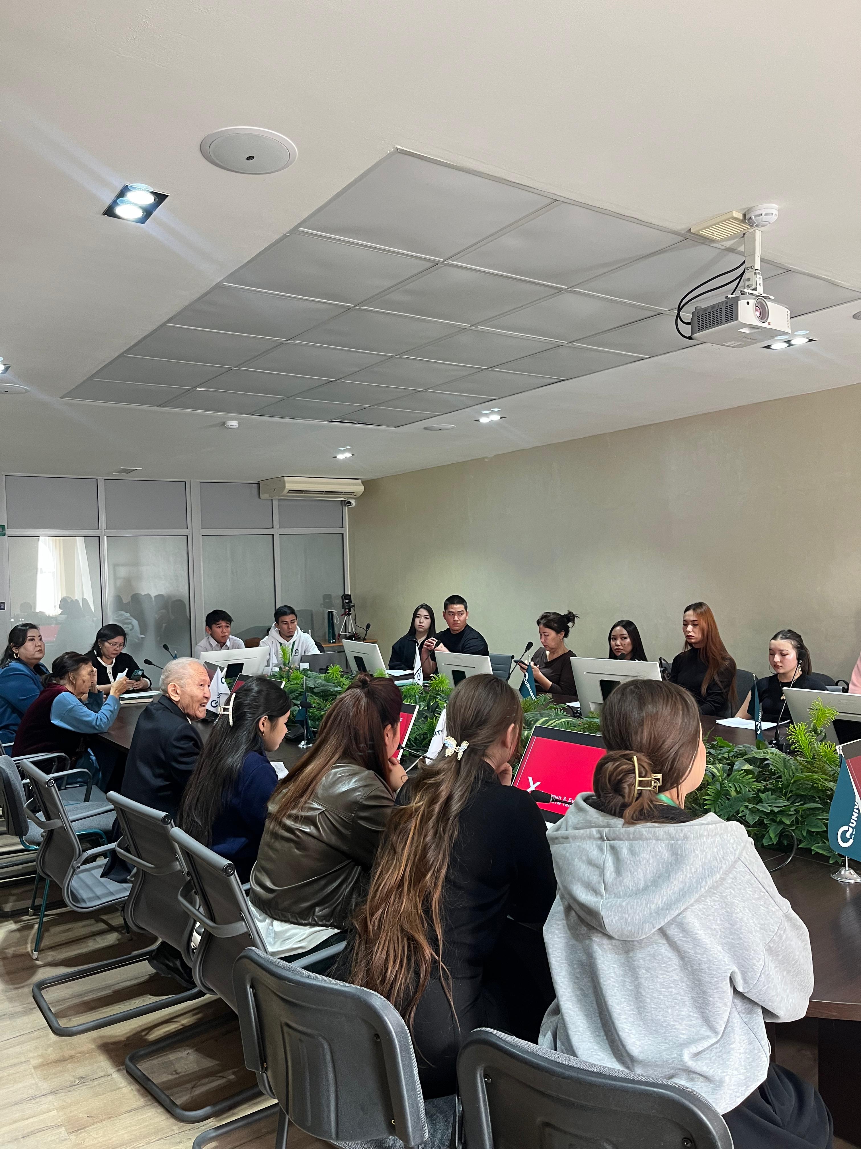 Университеттің конференц залында 27 қараша 2025 жылы  Нархоз Университетінің қауымдастырылған профессоры, экономика ғылымдарының кандидаты Андыбаева Гулсағат Токышовнаның қатысуымен «Ұйымның қаржылық есептілігін талдаудың заманауи әдістерін практикалық қолдану» тақырыбына арналған тәжірибе алмасу форумы өтті.