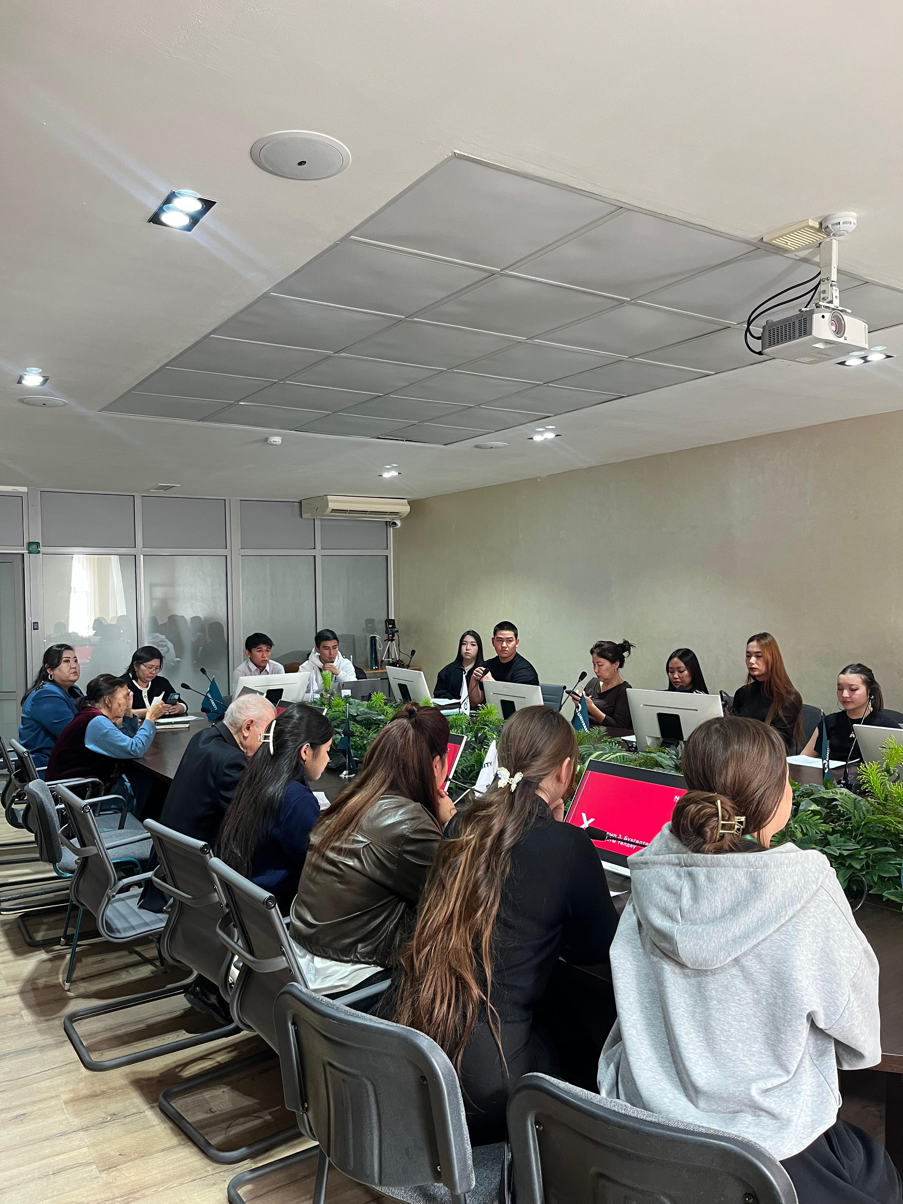 Университеттің конференц залында 27 қараша 2025 жылы  Нархоз Университетінің қауымдастырылған профессоры, экономика ғылымдарының кандидаты Андыбаева Гулсағат Токышовнаның қатысуымен «Ұйымның қаржылық есептілігін талдаудың заманауи әдістерін практикалық қолдану» тақырыбына арналған тәжірибе алмасу форумы өтті.