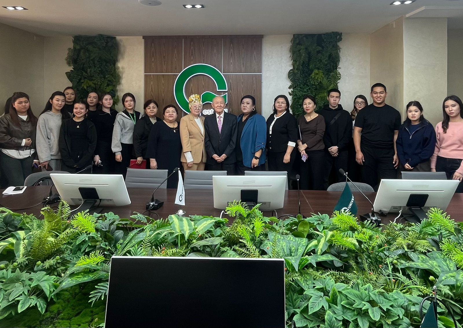 Университеттің конференц залында 27 қараша 2025 жылы  Нархоз Университетінің қауымдастырылған профессоры, экономика ғылымдарының кандидаты Андыбаева Гулсағат Токышовнаның қатысуымен «Ұйымның қаржылық есептілігін талдаудың заманауи әдістерін практикалық қолдану» тақырыбына арналған тәжірибе алмасу форумы өтті.