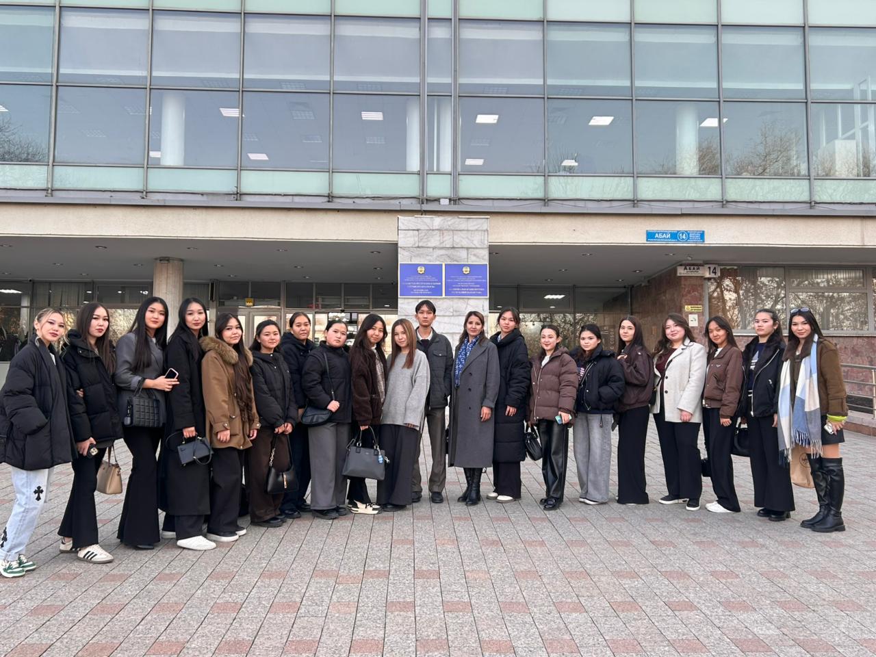 26 қараша 2025 жылы «Q» University» мекемесінің «Психология және журналистика» академиялық мектебі, «Психология» білім беру бағдарламасының 1-курс (қазақ тобы) студенттері аға оқытушы Бердібекова Зубайра Қалыбайқызының жетекшілігімен Қазақстан Республикасының Ұлттық кітапханасына танымдық экскурсия жасады.