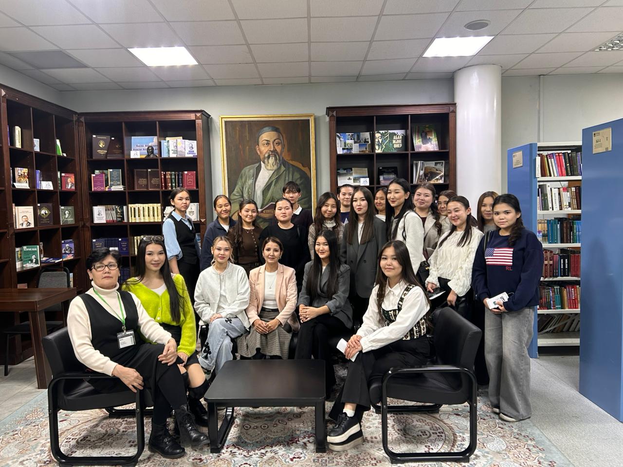 26 қараша 2025 жылы «Q» University» мекемесінің «Психология және журналистика» академиялық мектебі, «Психология» білім беру бағдарламасының 1-курс (қазақ тобы) студенттері аға оқытушы Бердібекова Зубайра Қалыбайқызының жетекшілігімен Қазақстан Республикасының Ұлттық кітапханасына танымдық экскурсия жасады.