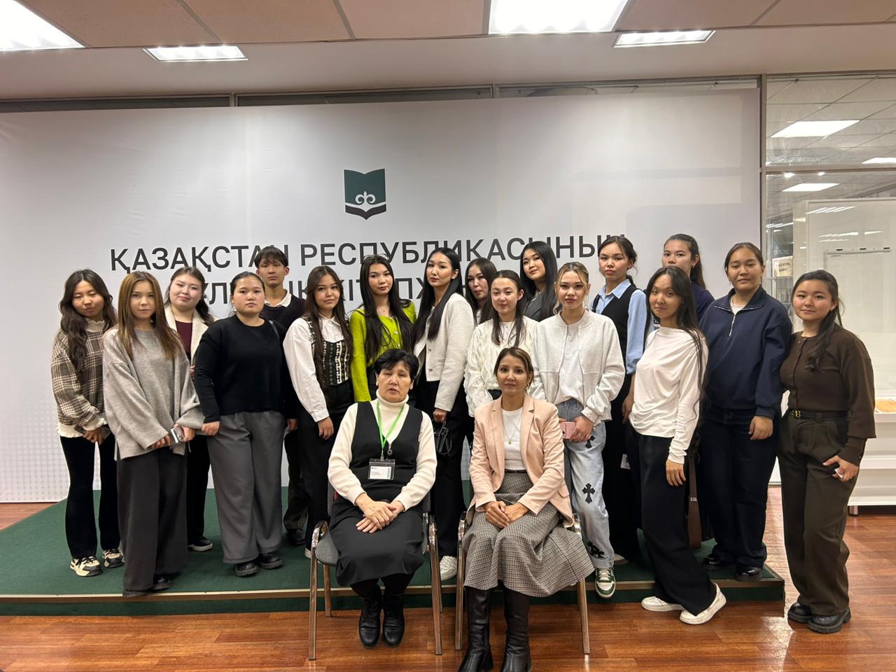 26 қараша 2025 жылы «Q» University» мекемесінің «Психология және журналистика» академиялық мектебі, «Психология» білім беру бағдарламасының 1-курс (қазақ тобы) студенттері аға оқытушы Бердібекова Зубайра Қалыбайқызының жетекшілігімен Қазақстан Республикасының Ұлттық кітапханасына танымдық экскурсия жасады.