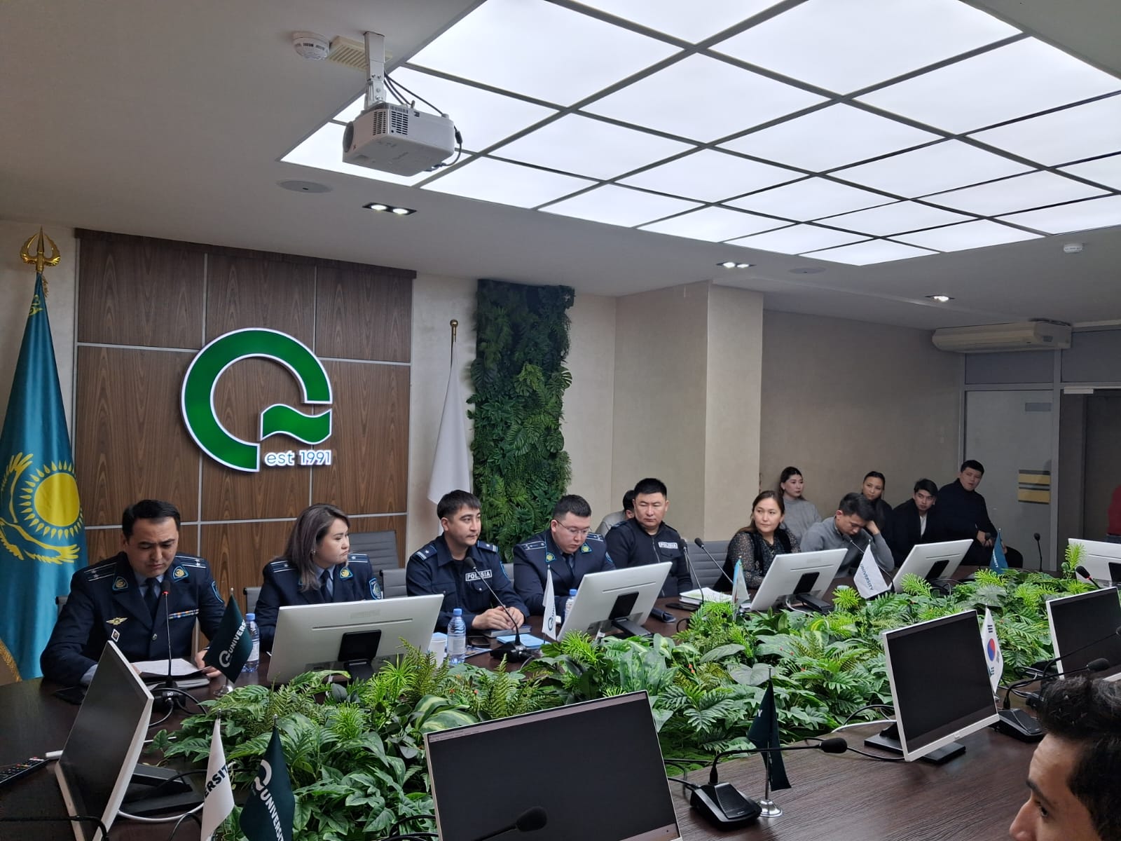 Болашақ туралы диалог: студенттер полиция қызметкерлерімен полиция қызметінің шарттарын талқылады.