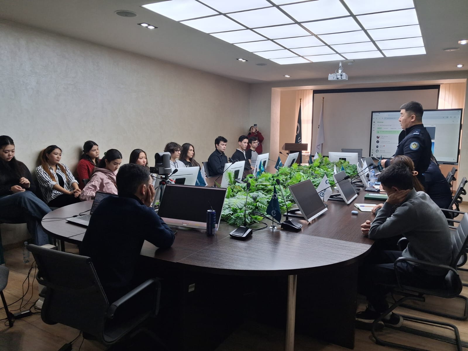 Болашақ туралы диалог: студенттер полиция қызметкерлерімен полиция қызметінің шарттарын талқылады.