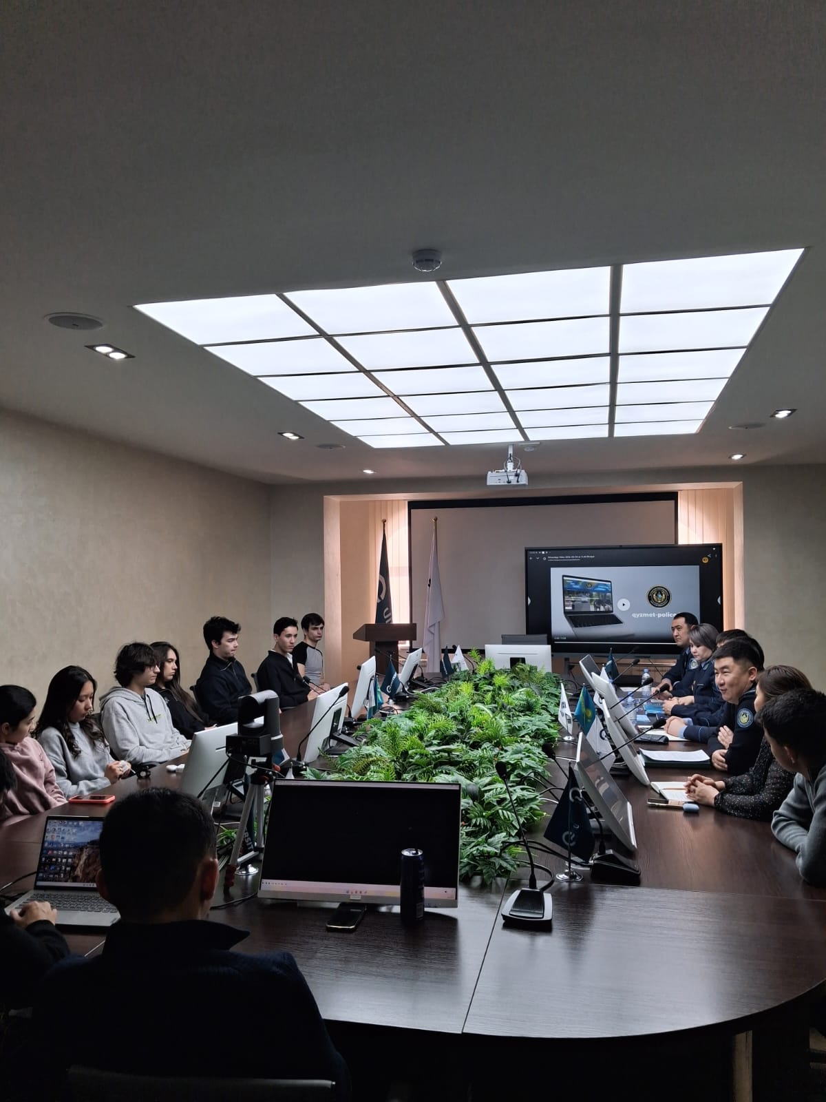 Болашақ туралы диалог: студенттер полиция қызметкерлерімен полиция қызметінің шарттарын талқылады.