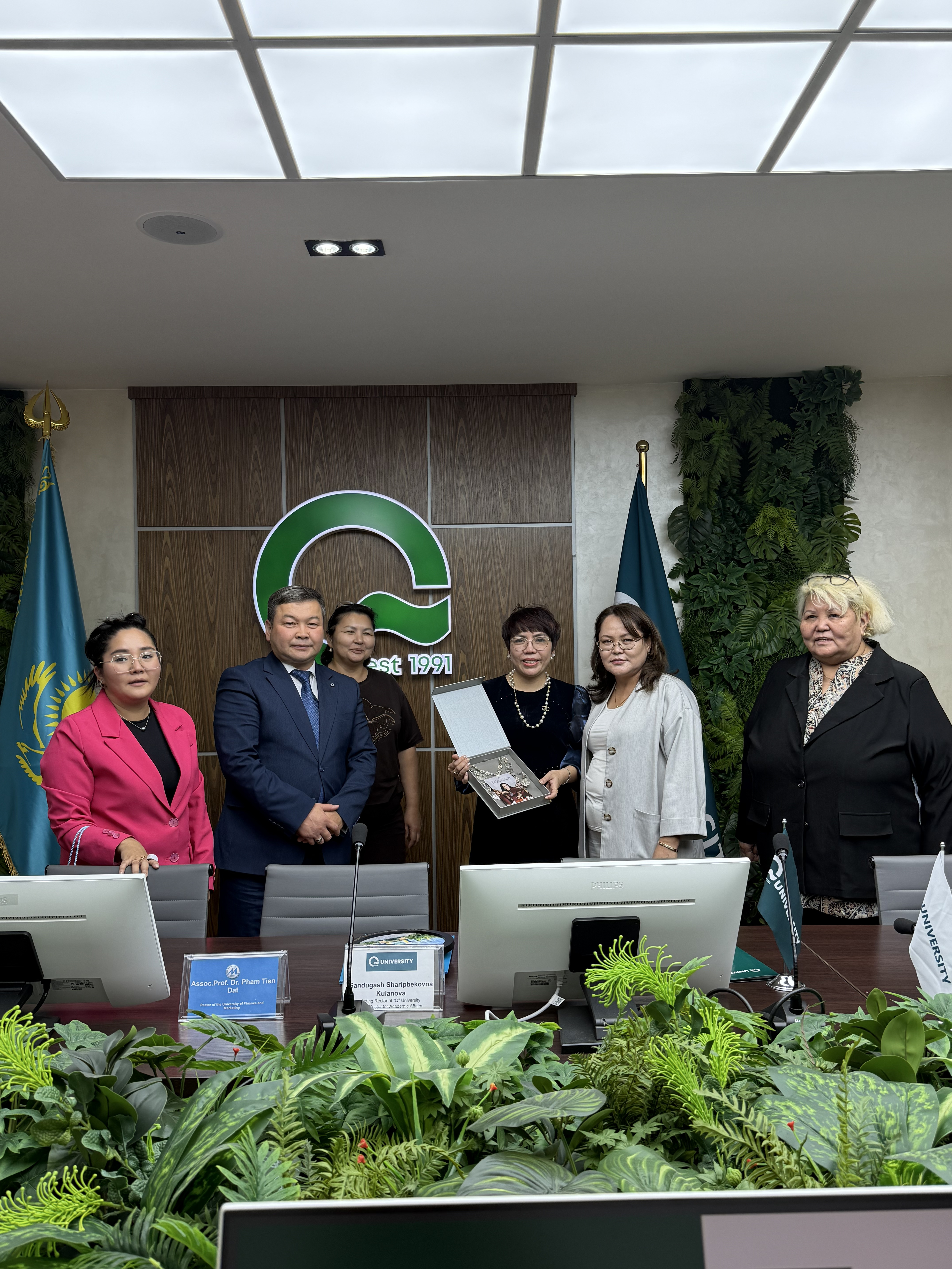 Q University-де Вьетнамның Қаржы және маркетинг университетімен кездесу өтті